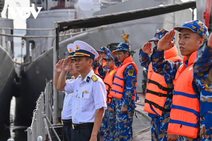 Lữ đoàn trưởng và Chính ủy Lữ đoàn 171 trực tiếp chỉ đạo tàu rời cảng.