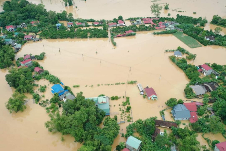 Nước lũ nhấn chìm nhiều nhà dân ở huyện Hòa An, tỉnh Cao Bằng. (Ảnh: XĐ)