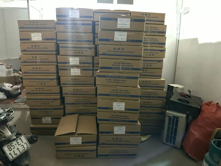 Lô sản phẩm thực phẩm bổ sung OVISURA GOLD có dấu hiệu giả mạo nhãn hiệu. Ảnh: Công an quận Bắc Từ Liêm