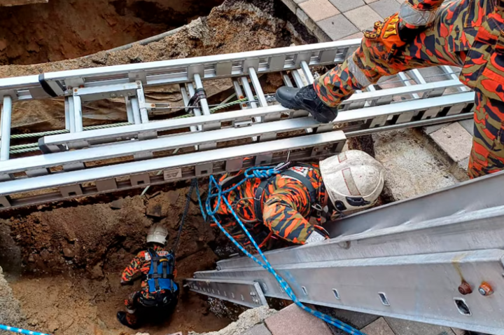 Cảnh sát cho rằng người phụ nữ có thể bị dòng nước ngầm cuốn trôi. (Ảnh: Cục Cứu hỏa và Cứu nạn Malaysia)