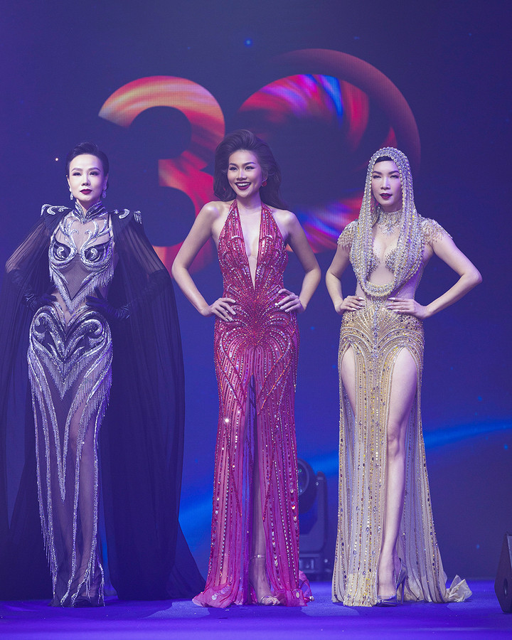 Ngoài ra, Thanh Hằng cùng Xuân Lan, Dương Yến Ngọc, Ngọc Nga còn có màn trình diễn catwalk trên sân khấu. Sự xuất hiện của họ được khán giả ủng hộ nồng nhiệt.