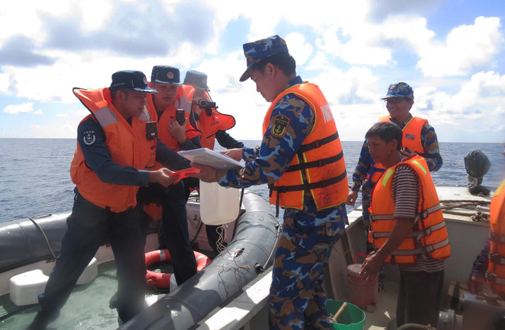 Tàu Hải cảnh 4110 bàn giao 2 ngư dân cho tàu Tàu 952 để đưa về đất liền. (Ảnh Tàu 952 cung cấp)