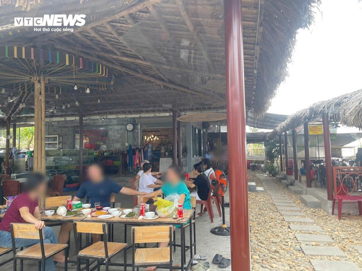 Nhà hàng, homestay An Lộc Beach vẫn ngang nhiên đón khách sau chỉ đạo dừng hoạt động của UBND xã Quảng Công. (Hình ảnh được ghi nhận chiều 23/8).