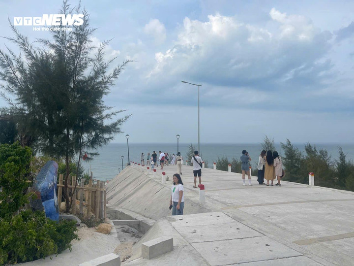 Khách tấp nập vào nhà hàng, homestay An Lộc Beach để ăn uống và ngắm biển.