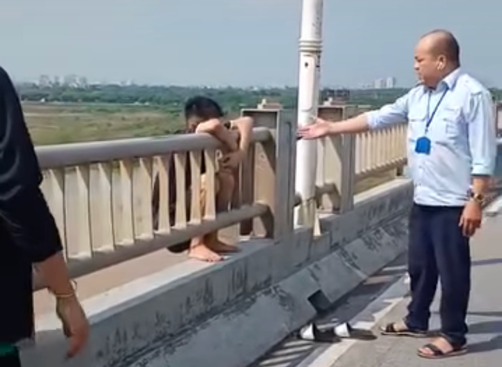 Tài xế xe buýt thuyết phục thanh niên bỏ ý định tự tử.