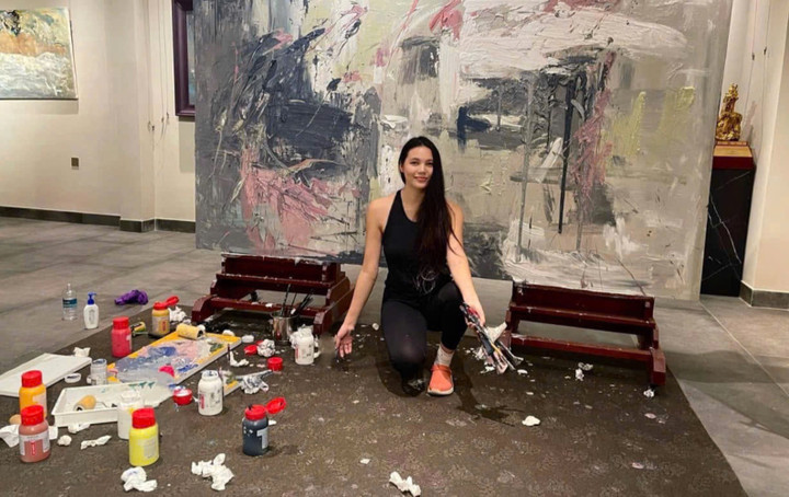 Sophie Trịnh là một trong số ít họa sĩ nữ của Việt Nam tự họa về bản thân mình trong góc nhìn khỏa thân.