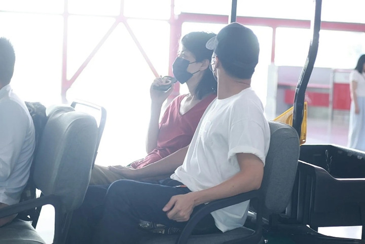 Tạ Đình Phong bị soi hành động đặt tay lên đùi Vương Phi.