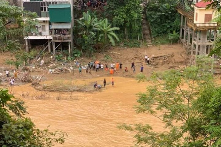 Lực lượng chức năng tìm kiếm cháu bé bị mất tích. (Ảnh: Đ.X.)