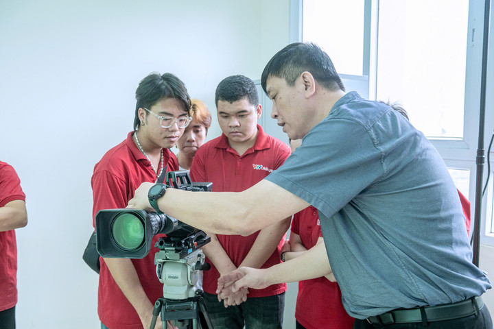 Đến ngày hội việc làm 2024, sinh viên được trực tiếp thực hành các công việc như một người làm báo, người làm truyền thông thực thụ. Hoạt động này giúp sinh viên có trải nghiệm thú vị từ đó hiểu rõ hơn về công việc trong tương lai.