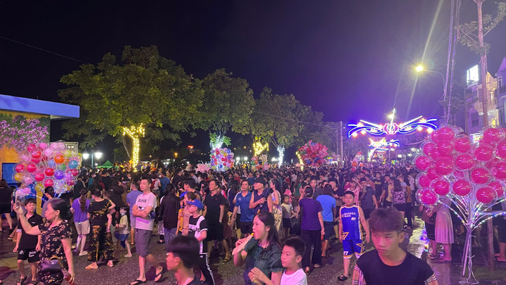 Hàng nghìn người trong và ngoài tỉnh đã đến tham quan phố đi bộ tại Thành phố Bắc Kạn. (Ảnh: Đỗ Tươi)