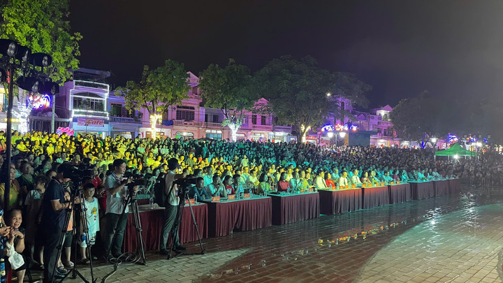 Đông đảo người dân tham dự lễ khai trương Phố đi bộ sông Cầu, Thành phố Bắc Kạn. (Ảnh: Đỗ Tươi)