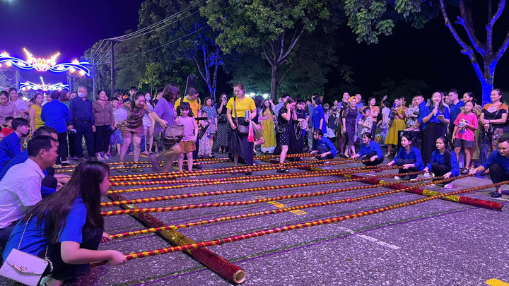 Hoạt động nhảy sạp trên Phố đi bộ sông Cầu thu hút rất nhiều du khách tham gia. (Ảnh: Đỗ Tươi)