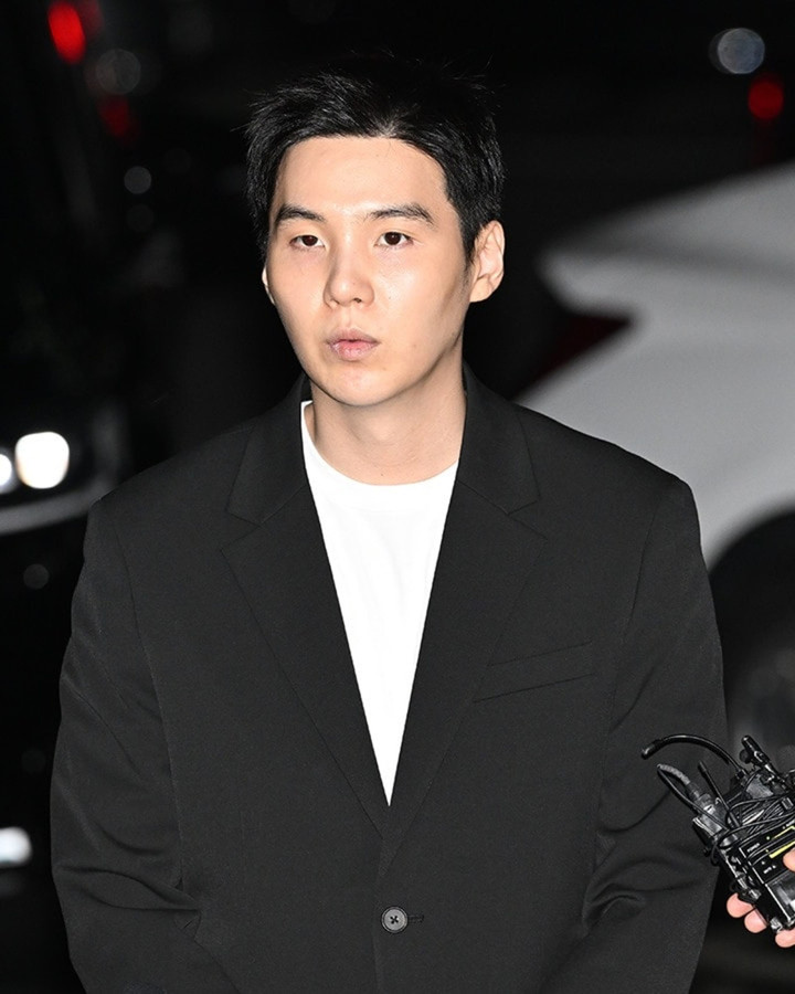 Suga viết thư tay xin lỗi vì đã làm tổn hại đến danh tiếng của BTS.