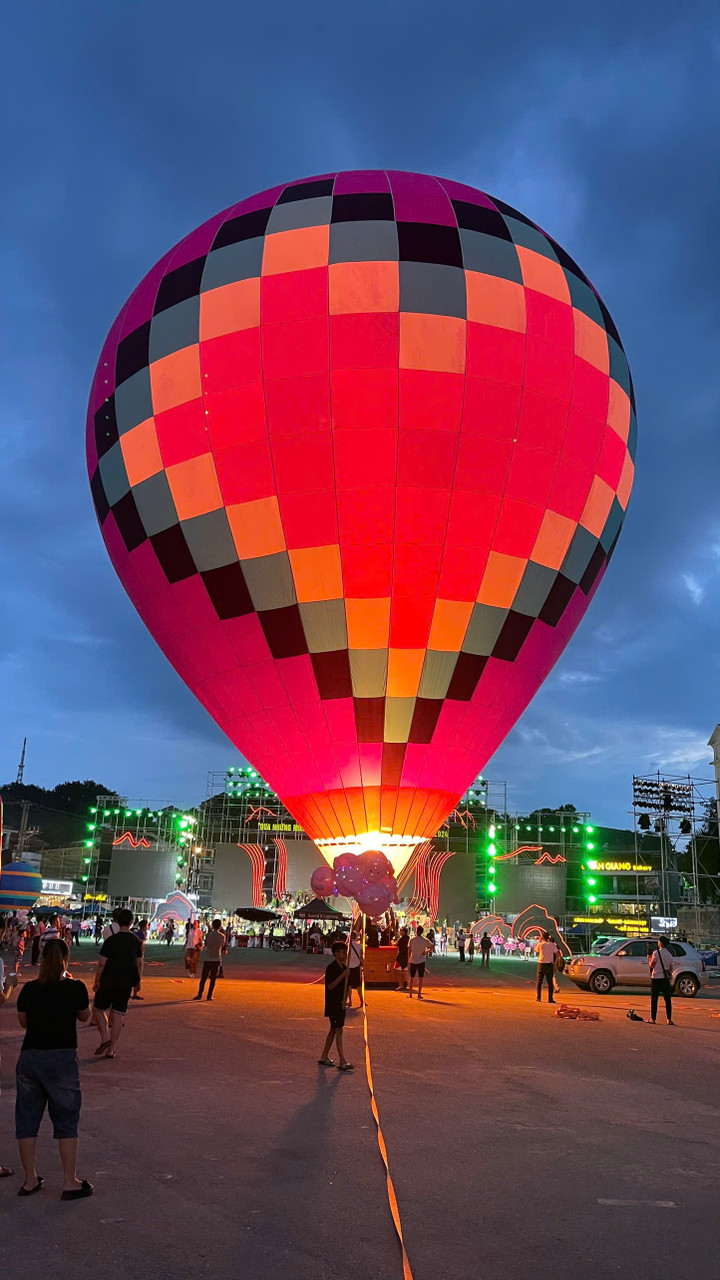 Rất nhiều khinh khí cầu được thử nghiệm phục vụ dịch vụ bay.