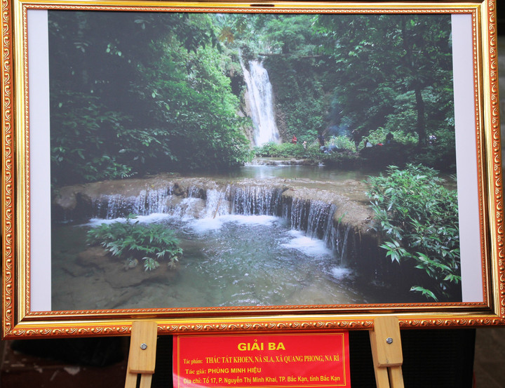 Tác phẩm Thác tát Khoen, nà sla, xã Quang Phong, huyện Na Rì đoạt giải Ba.