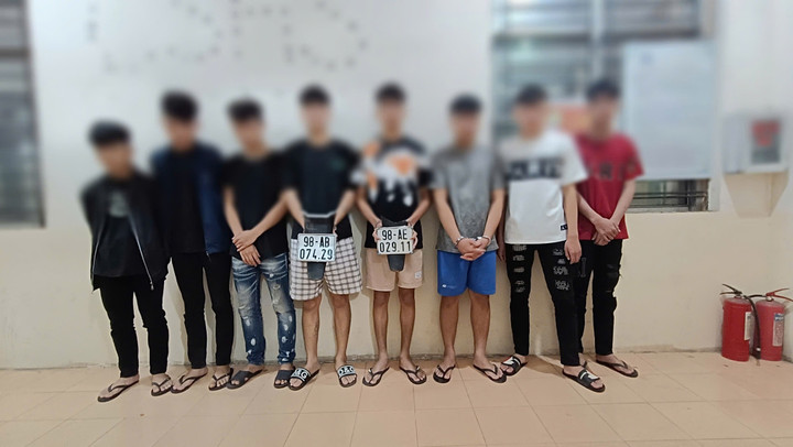 Nhóm thanh niên chặt biển số xe của người đi đường ở Bắc Giang.