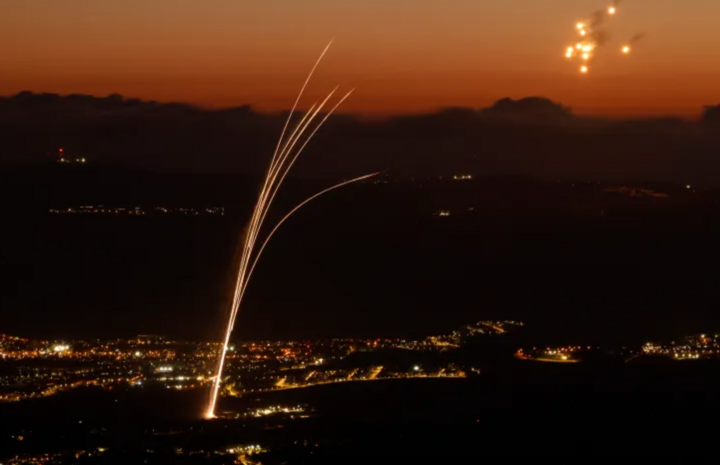 Hệ thống phòng không Iron Dome của Israel đánh chặn tên lửa phóng từ miền Nam Lebanon. (Ảnh: Getty)