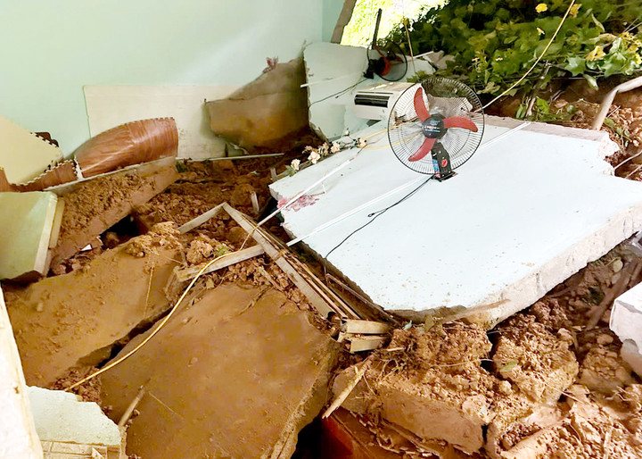 Hiện trường vụ sạt lở đất làm đổ sập tường nhà tại thị trấn Vĩnh Tuy khiến 2 người bị thương.