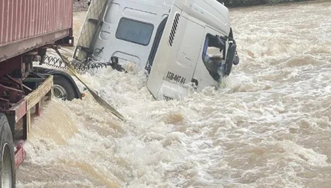 Chiếc xe đầu kéo bị lũ cuốn. (Ảnh: Báo Bắc Giang)