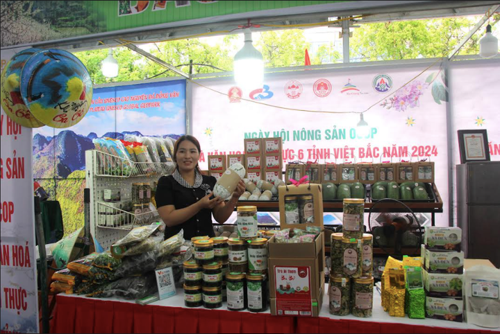 Đặc sản bí thơm, miến dong Bắc Kạn được giới thiệu cho du khách. (Ảnh: Đỗ Tươi)