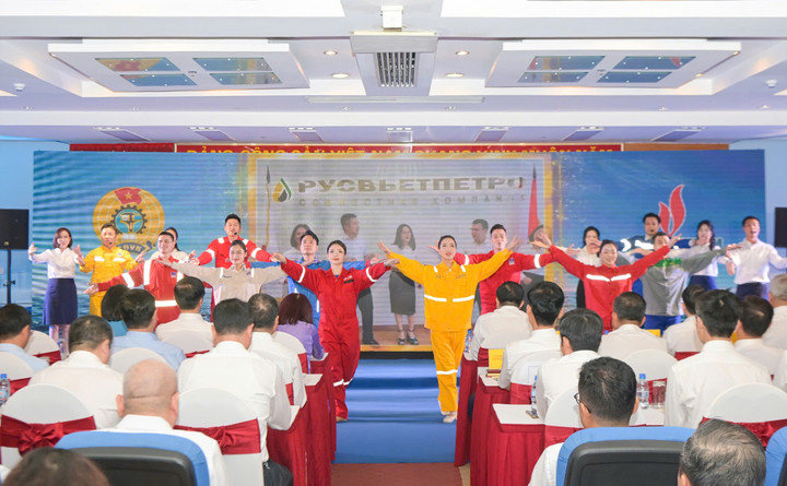 Các cán bộ công nhân viên, người lao động Dầu khí biểu diễn tiết mục văn nghệ mở màn Lễ khai mạc.