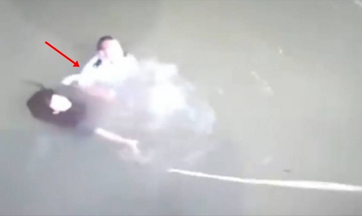 Các nhân chứng cho biết cô gái nhiều lần đẩy cảnh sát Lý ra xa để kéo lấy dây phao cứu hộ.