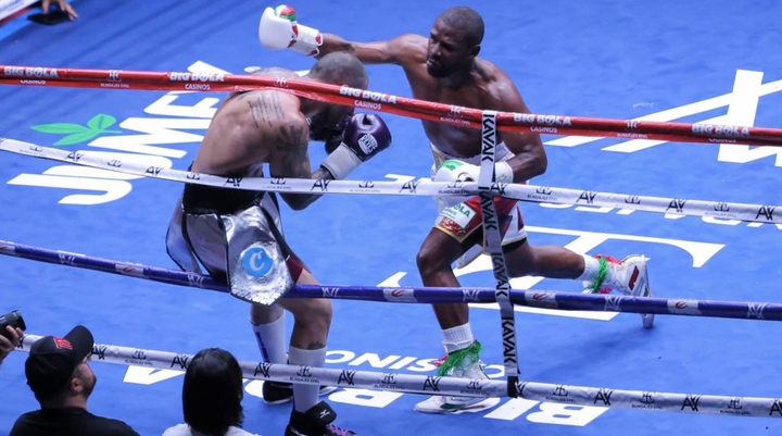 Mayweather áp đảo đối thủ kém anh tới 15 tuổi.