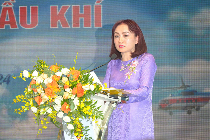 Bà Nghiêm Thuỳ Lan, Ủy viên Ban Thường vụ Đảng ủy Tập đoàn, Chủ tịch CĐ DKVN phát biểu tại buổi lễ.