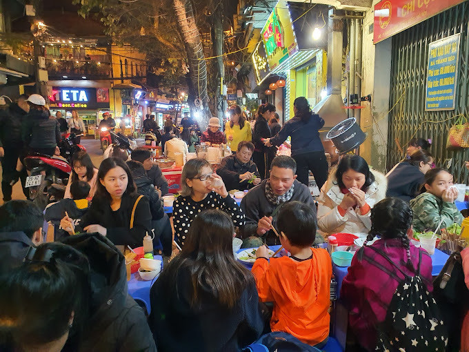 Đây là một trong những quán phở đêm nổi tiếng Hà Nội. (Ảnh: Hizura)