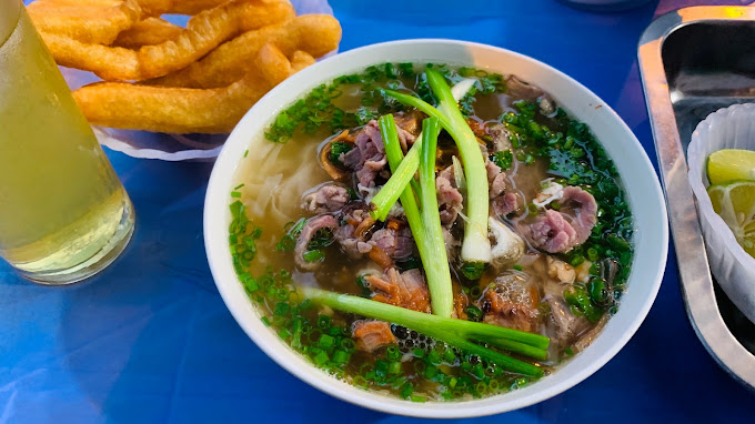 Nhiều thực khách "nhớ" phở quá, thường đến quán từ 3h để thưởng thức. (Ảnh: Vũ Anh Nguyễn)