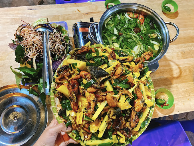 Lều Quán - một trong những quán lẩu ếch măng cay ngon ở Hà Nội. (Ảnh: Lẩu Ếch Lều Quán)