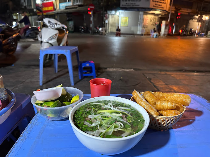 Đến quán phở đêm Hàng Đào, thực khách không chỉ thưởng thức phở mà còn thưởng thức không khí phố cổ khi đêm về. (Ảnh: Q.N.)