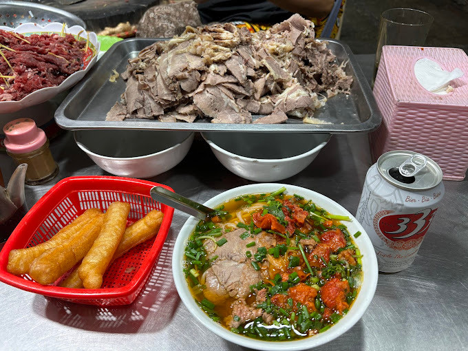 Đến quán phở đêm Đường Tàu, thực khách không chỉ ăn phở mà còn thưởng thức một phần không khí Hà Nội xưa. (Ảnh: Dat Nguyen Tien)