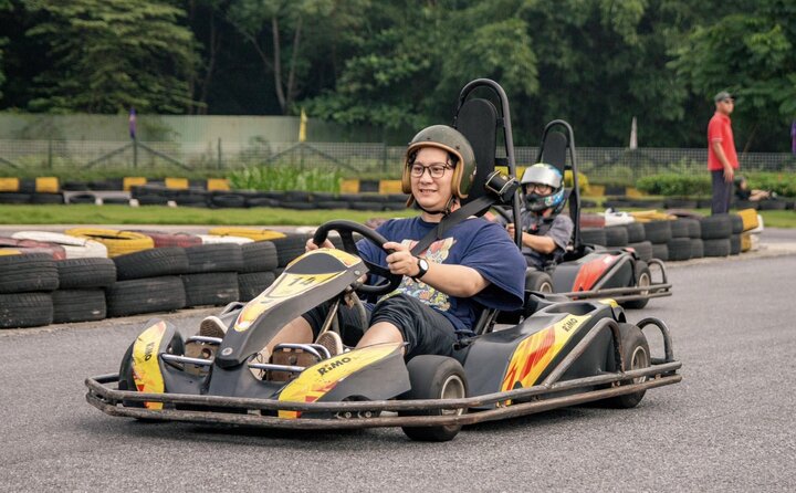 Đua xe Go Kart là môn thể thao mạo hiểm rất được các bạn trẻ yêu thích. (Ảnh: Hanoi Super Karting)