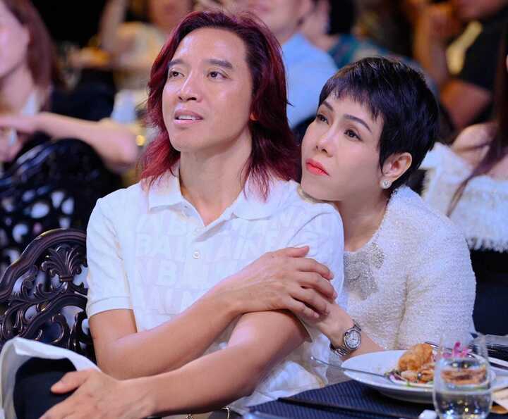 Việt Hương lãng mạn và bớt nóng tính hơn nhờ ông xã.