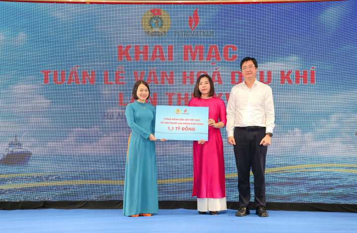 Ông Nguyễn Mạnh Kha, Phó Chủ tịch thường trực CĐ DKVN, trao hỗ trợ cho đại diện người lao động khó khăn.