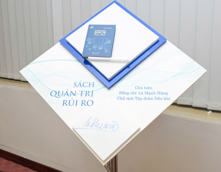 Cuốn sách “Tập đoàn Dầu khí Việt Nam quản trị rủi ro”.