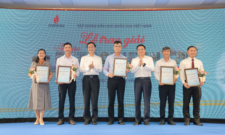 Ông Lê Mạnh Hùng, Bí thư Đảng ủy, Chủ tịch HĐTV và ông Trần Quang Dũng, Phó Bí thư thường trực Đảng ủy Tập đoàn trao giải Nhất, Nhì, Ba cho đại diện nhóm tác giả/tác giả đoạt giải.