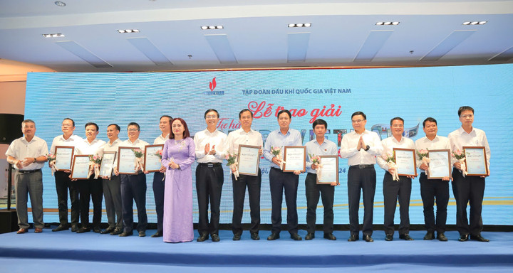 Lãnh đạo Tập đoàn Dầu khí Việt Nam và CĐ DKVN trao giải tập thể cho các đơn vị có nhiều tác phẩm dự thi.