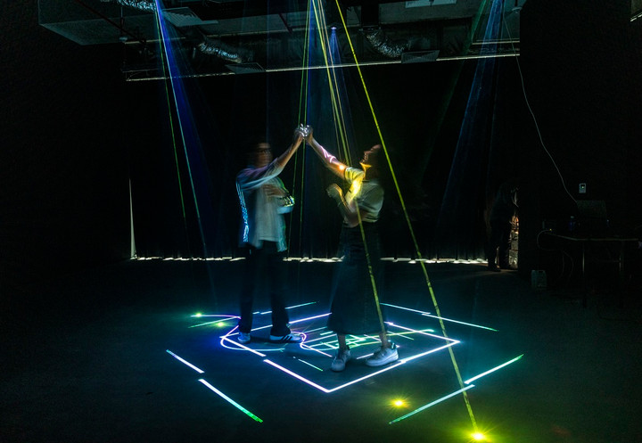 Công nghệ cảm biến chuyển động kết hợp cùng ánh sáng laser tạo nên trải nghiệm ấn tượng.