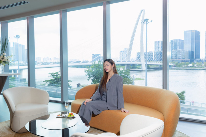 Hoa hậu Lương Thùy Linh đến trải nghiệm dịch vụ tại chi nhánh Flagship của VPBank.