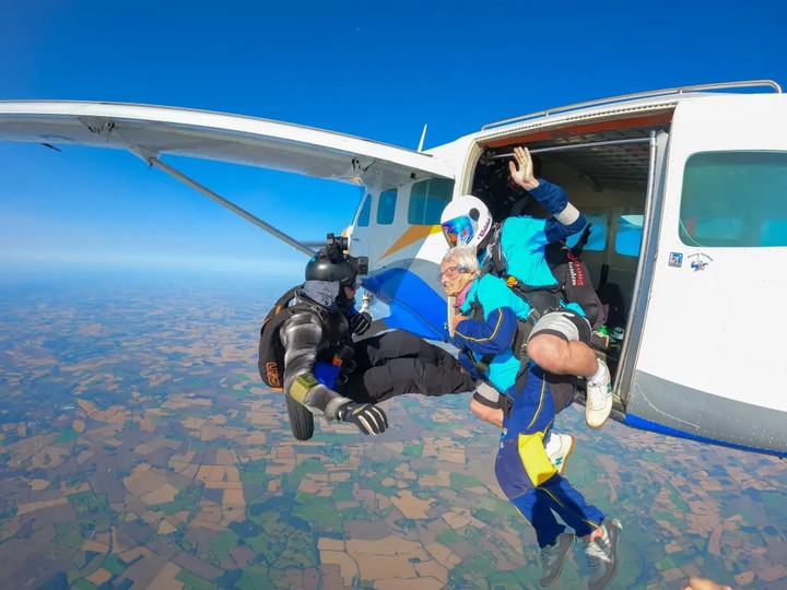 Ngoài số tiền quyên góp được, Manette Baillie còn đạt danh hiệu vận động viên nhảy dù lớn tuổi nhất nước Anh.