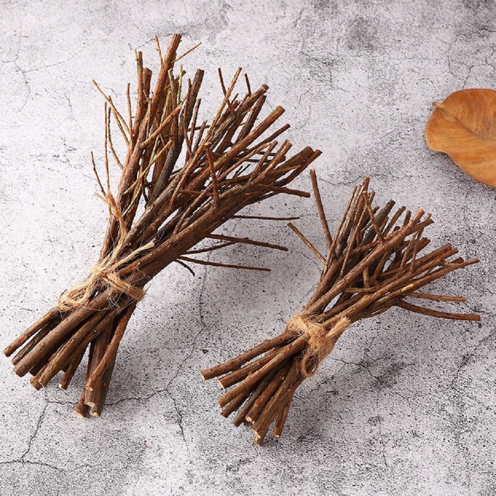 Cành củi khô được rao bán.