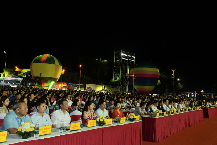 Đại diện lãnh đạo 6 tỉnh Việt Bắc đến tham dự đêm khai mạc Chương trình du lịch Qua những miền di sản Việt Bắc lần thứ 15 tại Bắc Kạn.