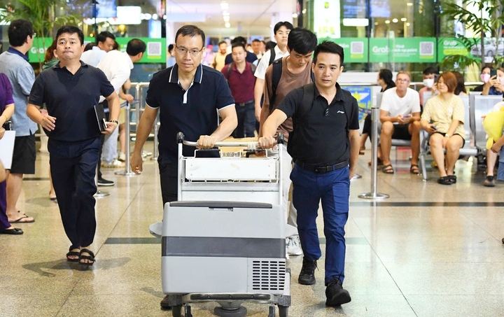Đoàn bác sĩ Bệnh viện Đại học Y dược TP.HCM vận chuyển quả tim về đến sân bay Tân Sơn Nhất.