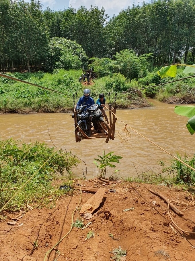 Và vượt suối mùa lũ.