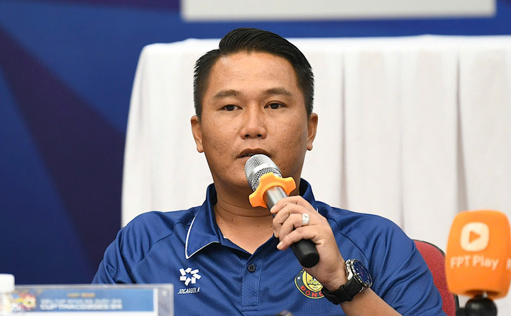 Trợ lý Mai Xuân Hợp dự buổi họp báo thay ông Popov.