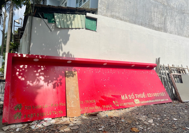 Bảng tên của Công ty Full House đã được tháo dỡ.