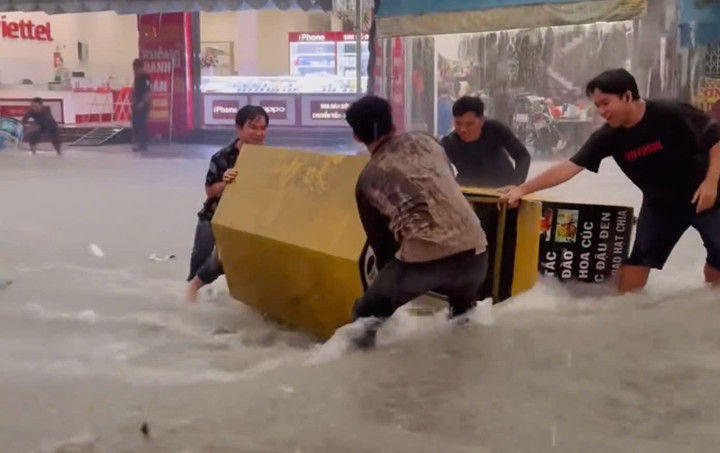 Đồ đạc bị nước cuốn.