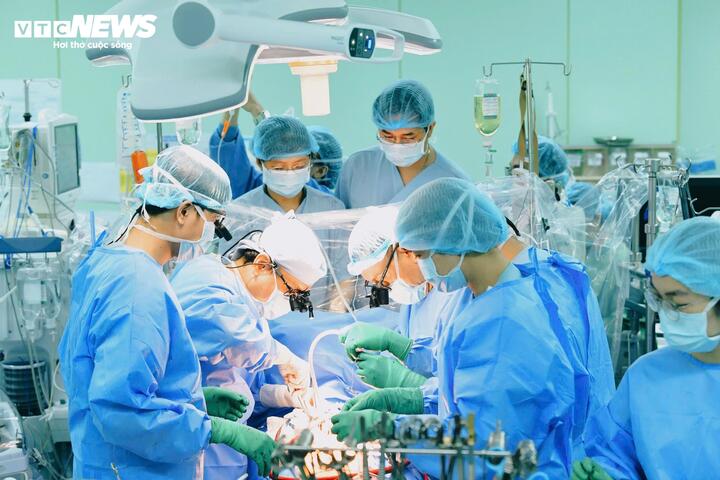 Ê-kip phẫu thuật ghép tim.